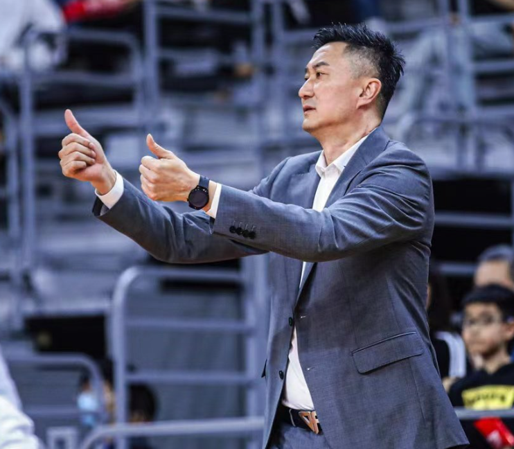 PG游戏官网登录入口-退役老将重返球队,传授经验指导新人