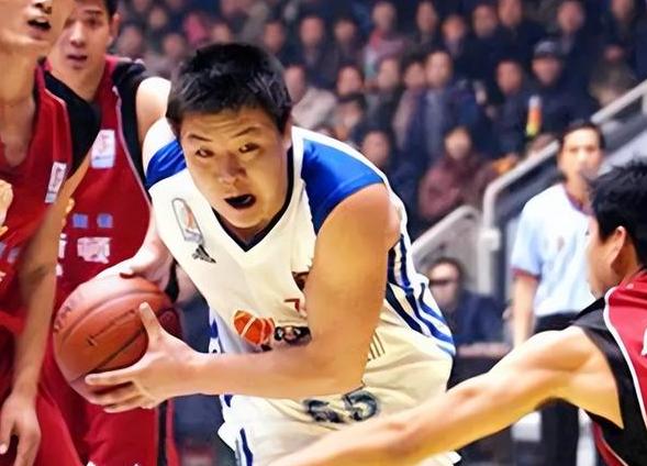 PG游戏官网登录入口-退役老将重返球队,传授经验指导新人